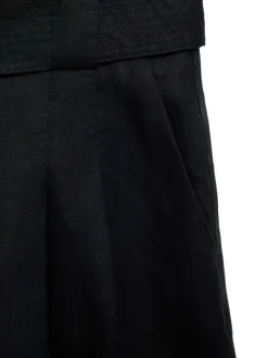 Short 5 poches en lin noir uni avec une coupe droite et une ceinture