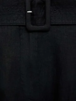 Short 5 poches en lin noir uni avec une coupe droite et une ceinture