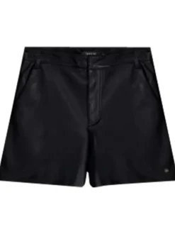 Short simili cuir noir uni avec une coupe droite et des passants pour ceinture