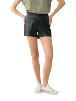 Short simili cuir noir uni avec une coupe droite et des passants pour ceinture