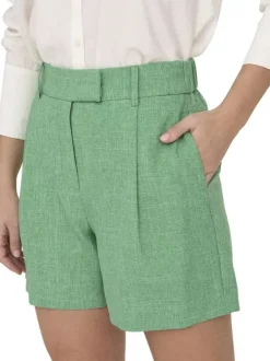 Short vert uni avec une coupe chino et 4 passants à la taille