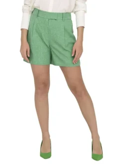 Short vert uni avec une coupe chino et 4 passants à la taille