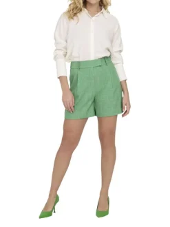 Short vert uni avec une coupe chino et 4 passants à la taille
