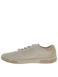 Sneakers beiges à semelle plate avec une fermeture à lacets ronds
