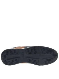 Sneakers bleu marine à talon plat avec un patch de la marque sur la languette
