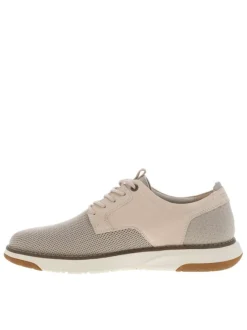 Sneakers en cuir beiges avec le bout et le talon en maille et à lacets ronds