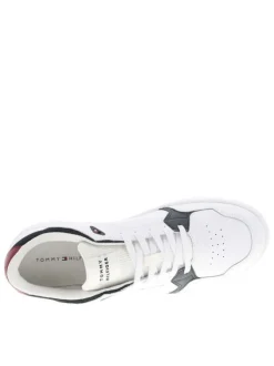 Sneakers en cuir blanches avec semelle à talon plat et empiècements contrastés