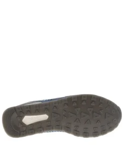 Sneakers en cuir bleu à talon plat et à lacets plats gris avec trous d'aération