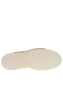 Sneakers en cuir patiné marron à semelle vulcanisée et lacets plats