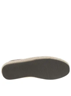 Sneakers en cuir taupes en daim à semelle plate et à lacets ronds