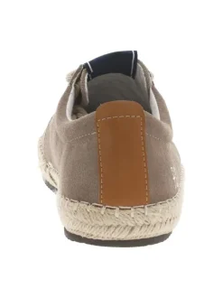 Sneakers en cuir taupes en daim à semelle plate et à lacets ronds