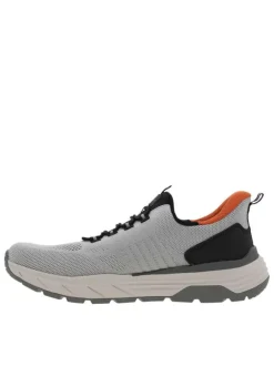 Sneakers grises à talon compensé bas avec une fermeture slip-on