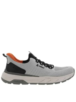 Sneakers grises à talon compensé bas avec une fermeture slip-on