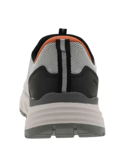 Sneakers grises à talon compensé bas avec une fermeture slip-on