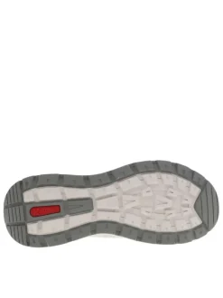 Sneakers grises à talon compensé bas avec une fermeture slip-on