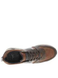 Sneakers marron plates avec des lacets plats et des dessins sur la semelle