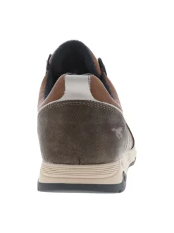 Sneakers marron plates avec des lacets plats et des dessins sur la semelle