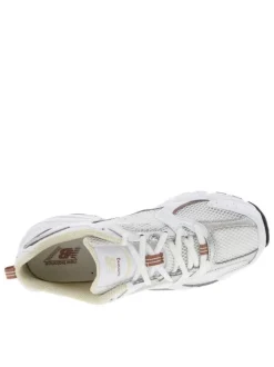 Sneakers multisport blanches et argentées à talon plat et à lacets blancs