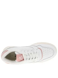Sneakers multisport blanches et rose pâle à talon plat et à lacets plats blancs