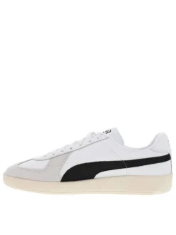 Sneakers multisport en cuir de vachette blanches plates avec des lacets plats