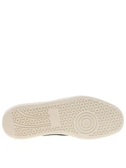 Sneakers multisport en cuir de vachette blanches plates avec des lacets plats