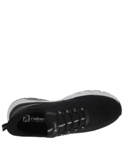 Sneakers noires à semelle plate avec une fermeture à slip-on