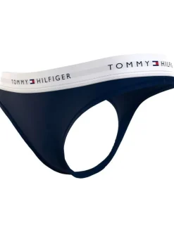 String bleu marine uni avec une ceinture élastiquée et le logo de la marque