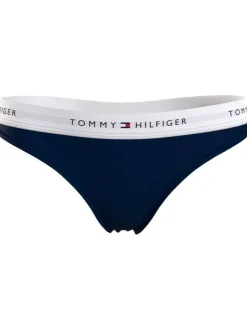 String bleu marine uni avec une ceinture élastiquée et le logo de la marque