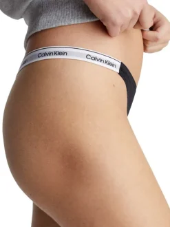 String en coton noir uni avec une taille haute et détail élastiqué