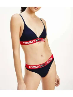 String marine uni avec ceinture rouge unie et nom de la marque imprimé