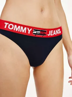 String marine uni avec ceinture rouge unie et nom de la marque imprimé