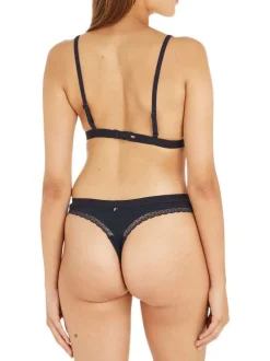 String marine uni avec une coupe ajustée et à détails en dentelle