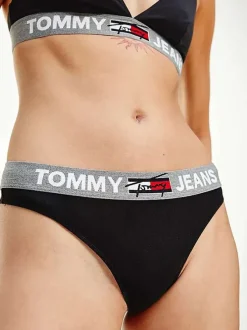 String noir uni avec logo imprimé sur le devant de la ceinture