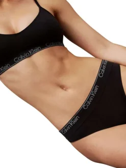String noir uni avec une ceinture élastiquée et le nom de la marque