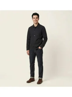 Surchemise en coton noire unie avec une coupe droite et un col à revers