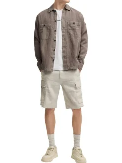 Surchemise en lin marron unie avec une coupe regular fit et un col à revers