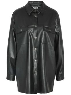 Surchemise noire avec un aspect simili cuir une coupe oversize et des poches