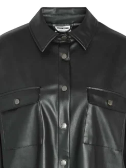 Surchemise noire avec un aspect simili cuir une coupe oversize et des poches