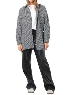 Surchemise noire avec un imprimé pied de poule une coupe oversize et des poches