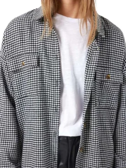 Surchemise noire avec un imprimé pied de poule une coupe oversize et des poches