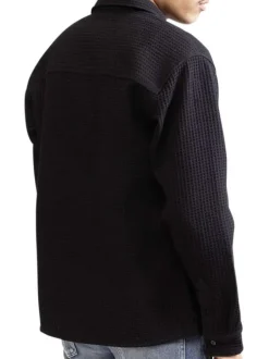 Surchemise noire en maille effet gaufrée pourvue d'un col à revers