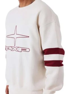 Sweat blanc uni avec une coupe droite et un logo bordeaux sur la poitrine