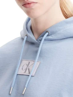 Sweat à capuche en coton bleu avec une coupe cropped et logo cousu à la poitrine