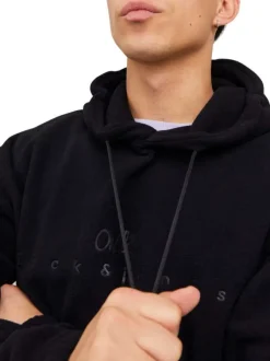 Sweat à capuche noir uni avec une coupe droite et une poche kangourou
