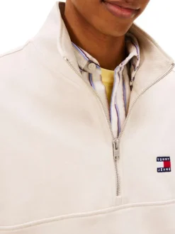 Sweat écru uni avec une coupe droite et un col camionneur