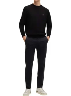 Sweat en coton noir uni avec une coupe regular fit et un patch à la poitrine