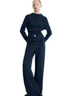 Sweat marine uni en maille fine avec une coupe ajustée et un col montant