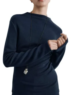 Sweat marine uni en maille fine avec une coupe ajustée et un col montant