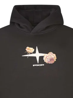 Sweat noir imprimé avec un col à capuche et une poche kangourou