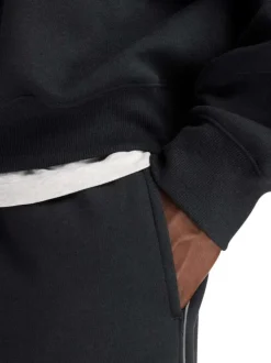 Sweat noir imprimé logo avec une coupe droite et un col rond